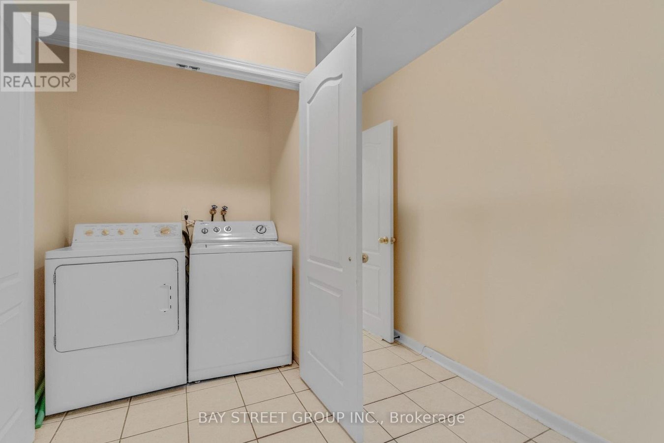 UPPER - 40 BELLBURY CRESCENT - Photo 13