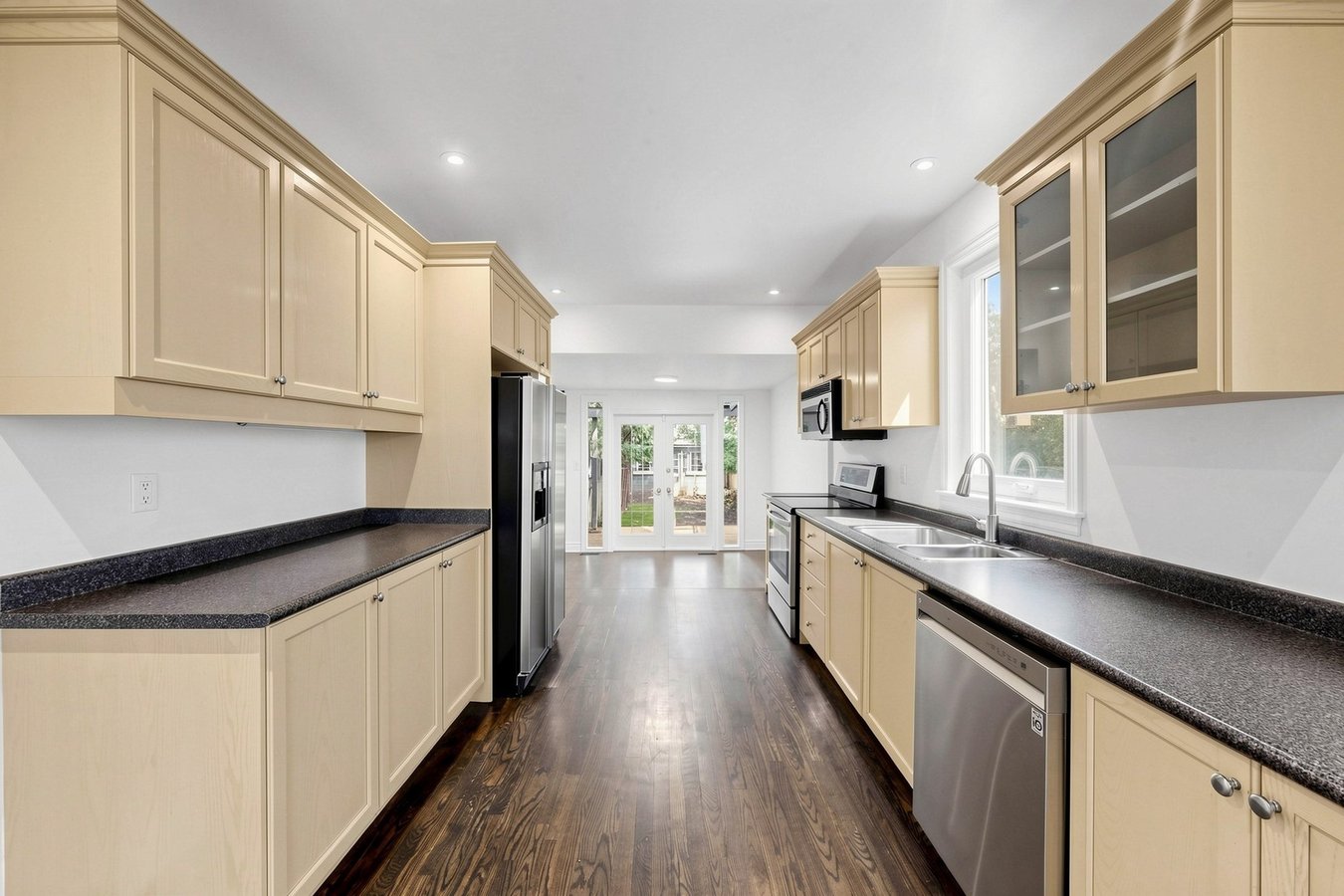 Macpherson Avenue - Photo 4