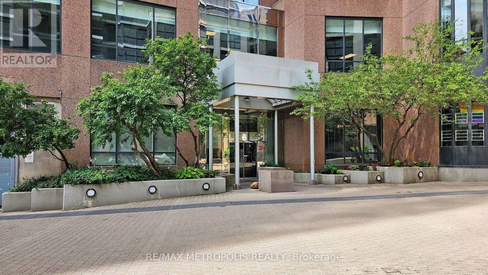 810 - 7 CARLTON STREET - Photo 2