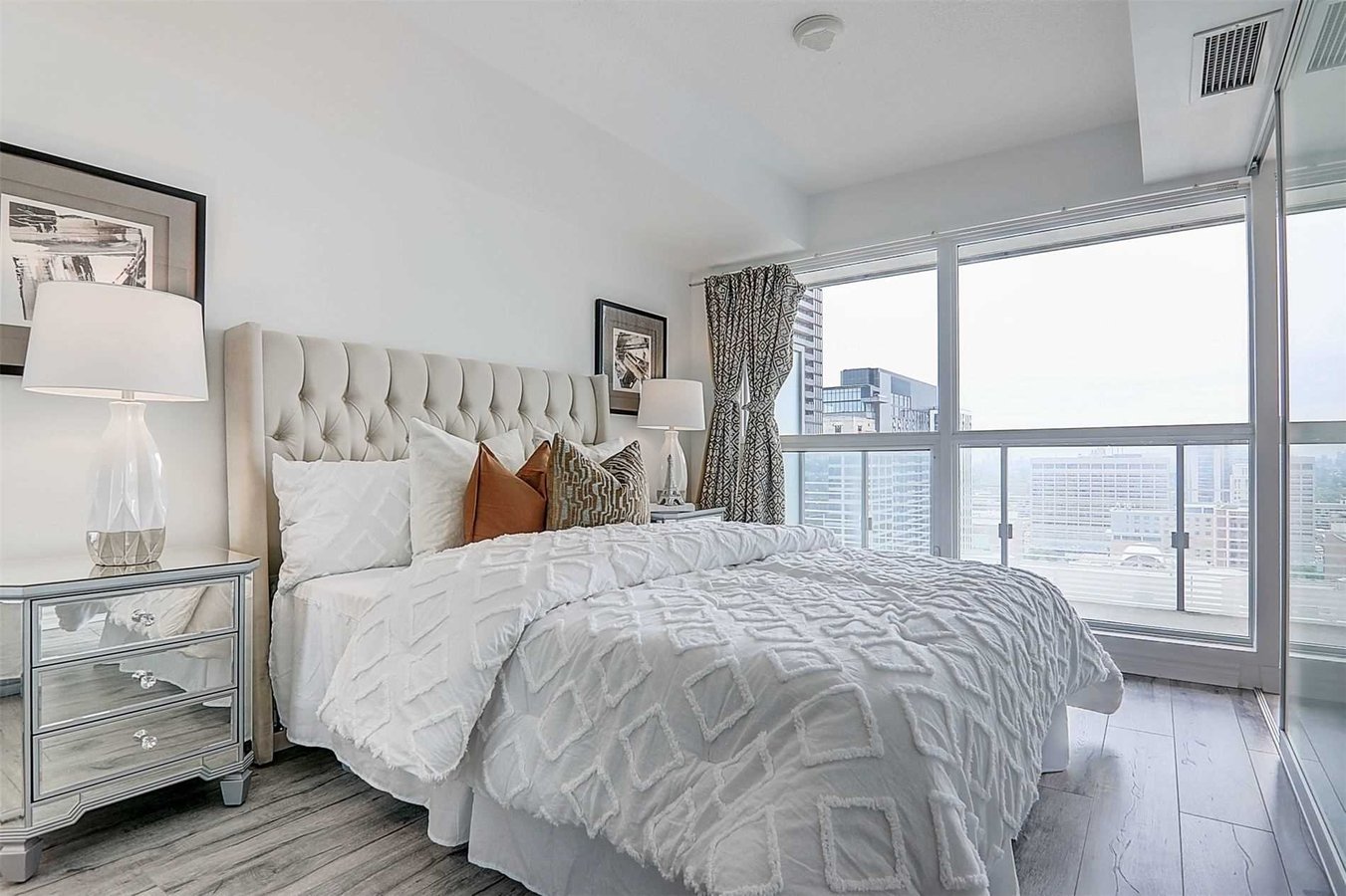 386 Yonge Street - Photo 2