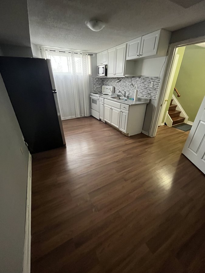 2106 Saint Clair Avenue West - Photo 2