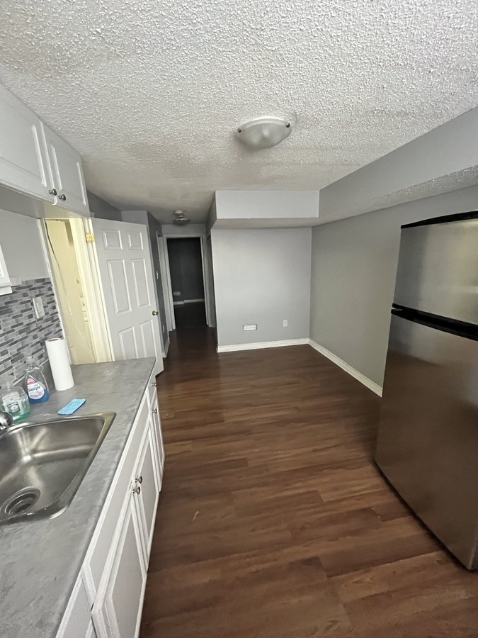 2106 Saint Clair Avenue West - Photo 7