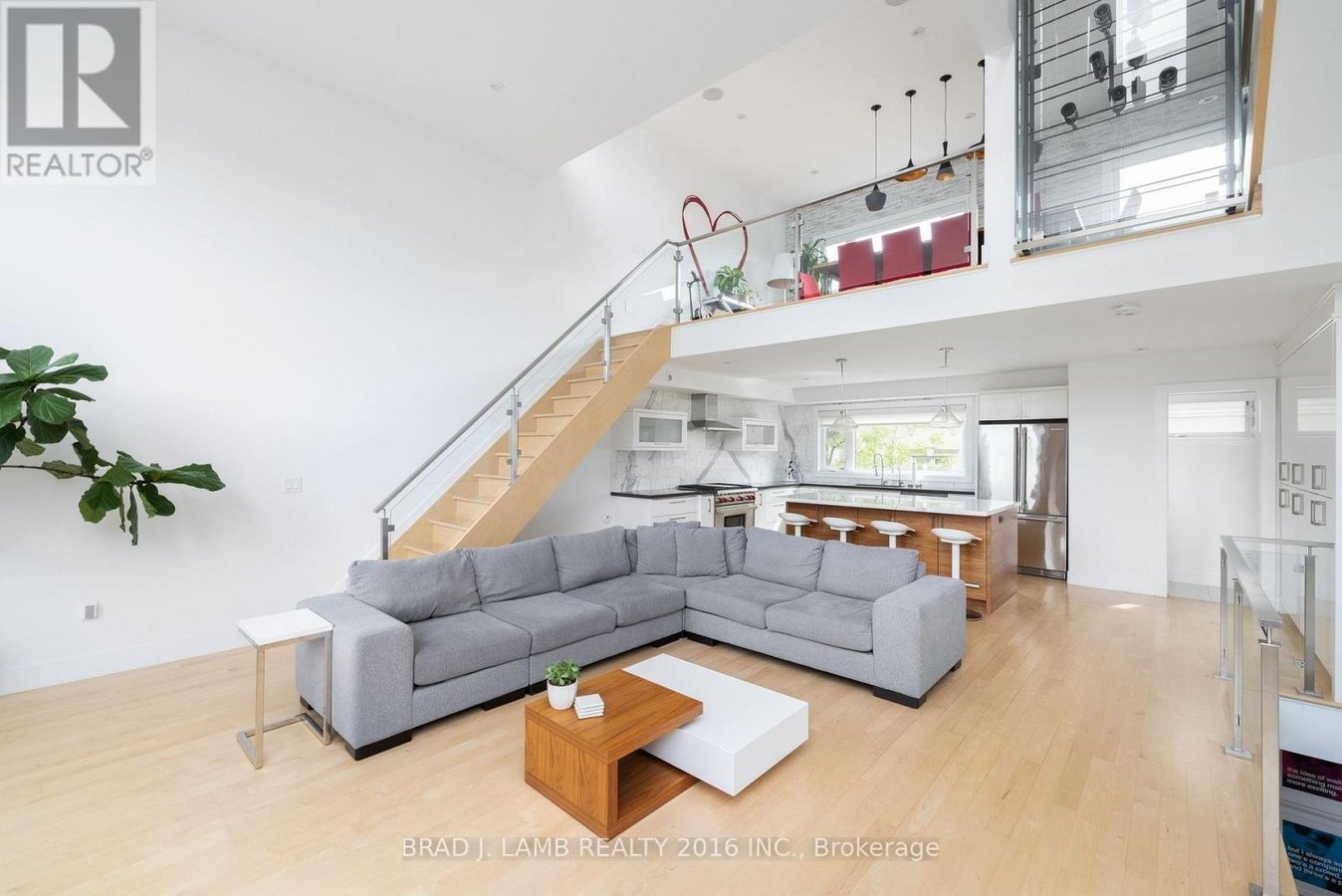 16 EGERTON LANE N - Photo 2