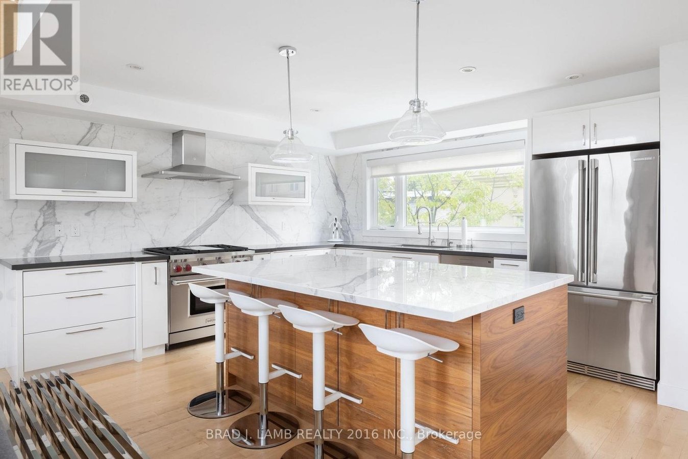 16 EGERTON LANE N - Photo 3