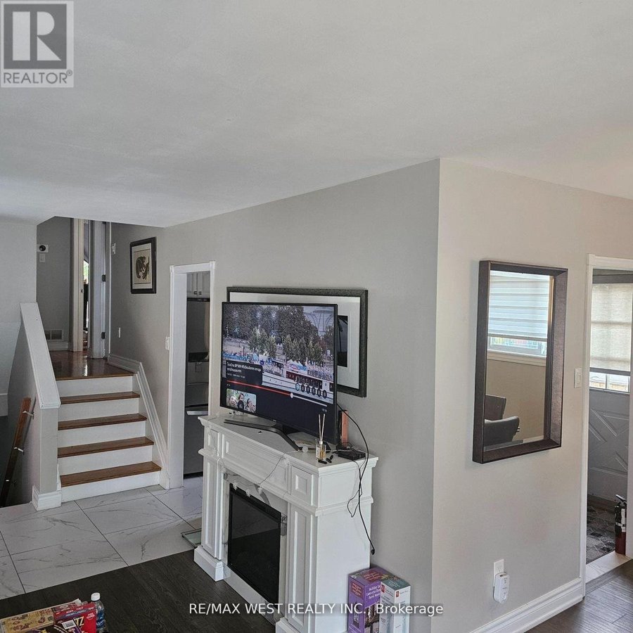 UPPER - 51 MONTERREY DRIVE - Photo 2