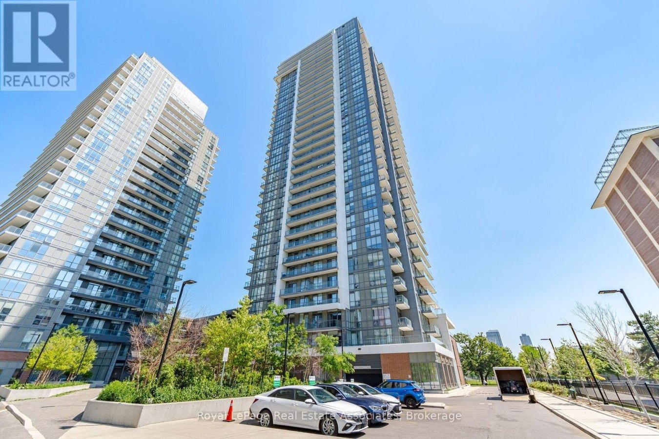 207 - 32 FOREST MANOR ROAD - Photo 1