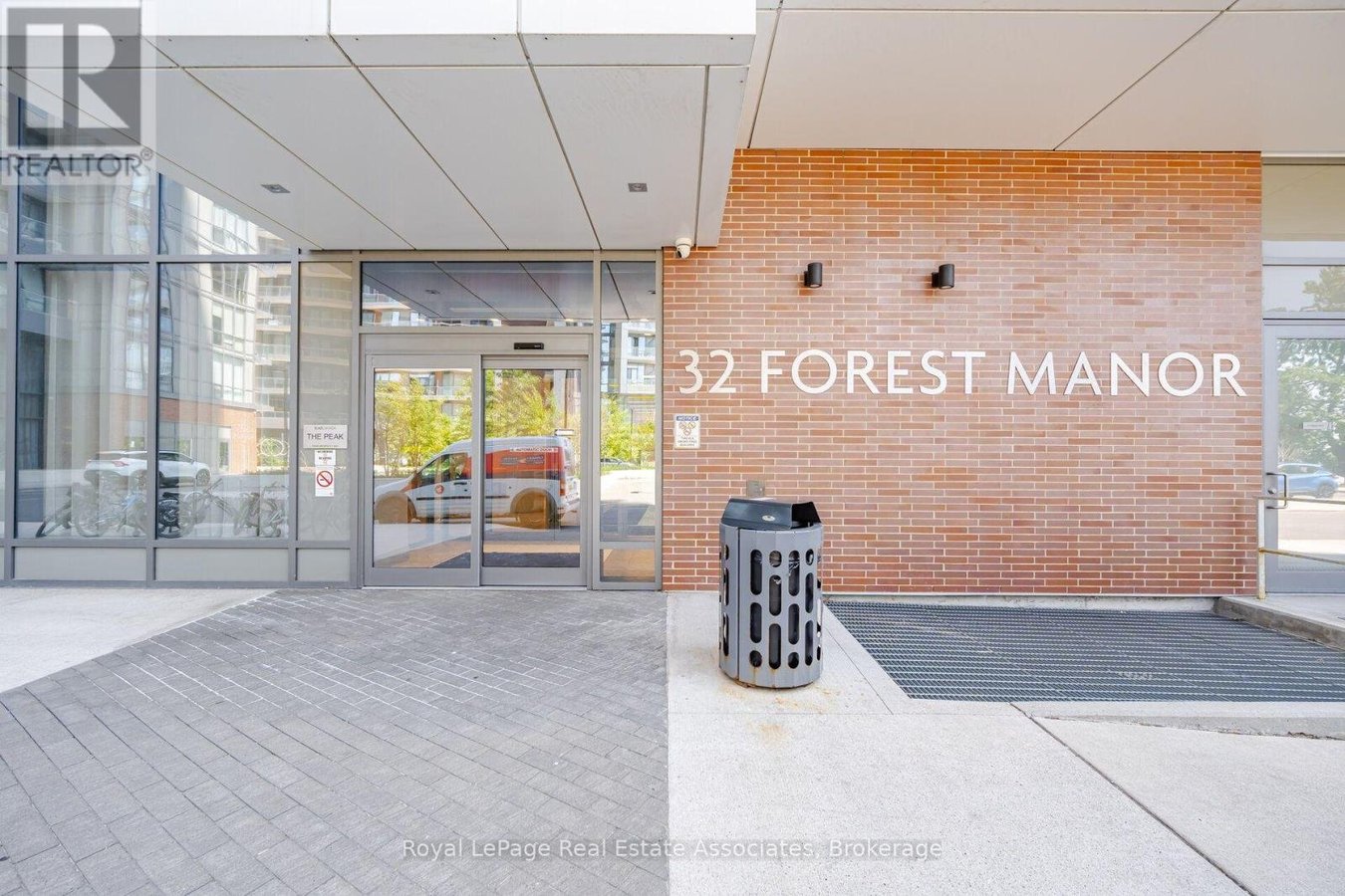 207 - 32 FOREST MANOR ROAD - Photo 2