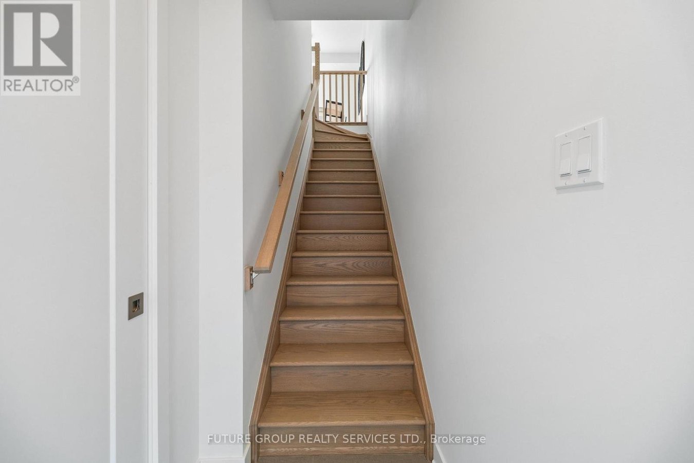 UNIT 3 - 34 POPLAR AVENUE - Photo 2