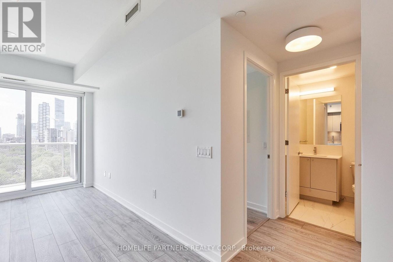 1307 - 10 OAK STREET - Photo 9