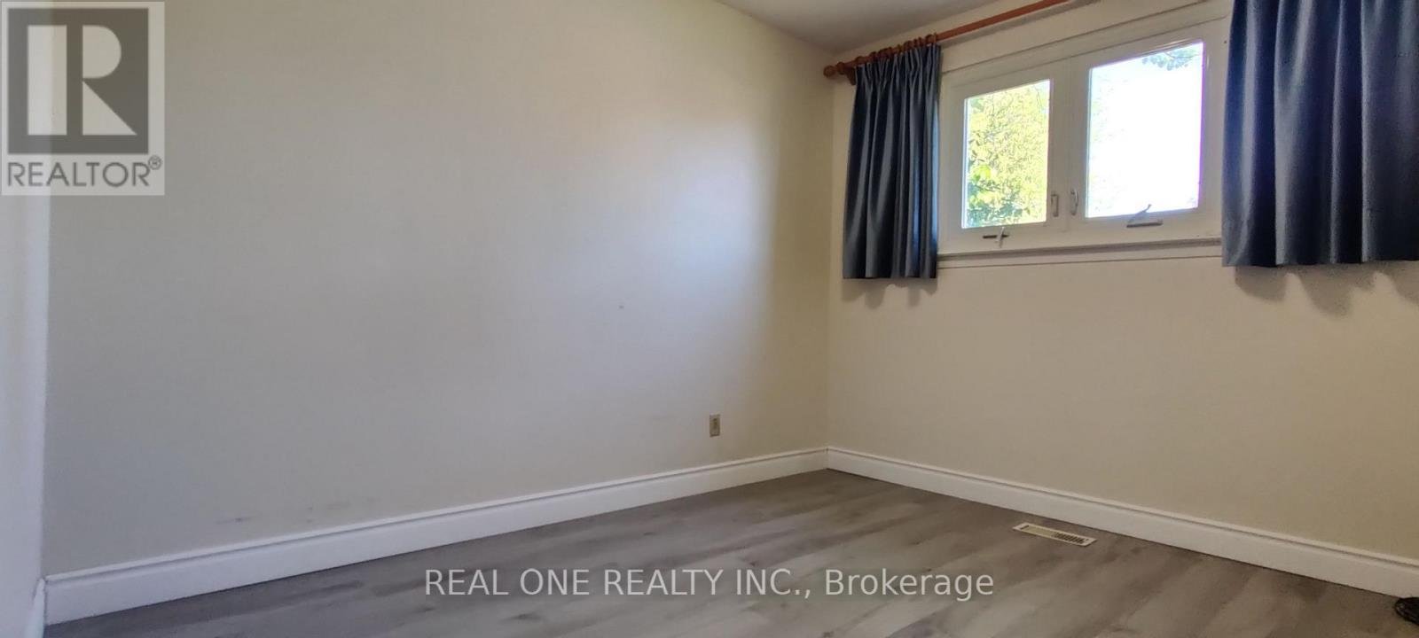 UPPER - 9 LISBURN CRESCENT - Photo 11