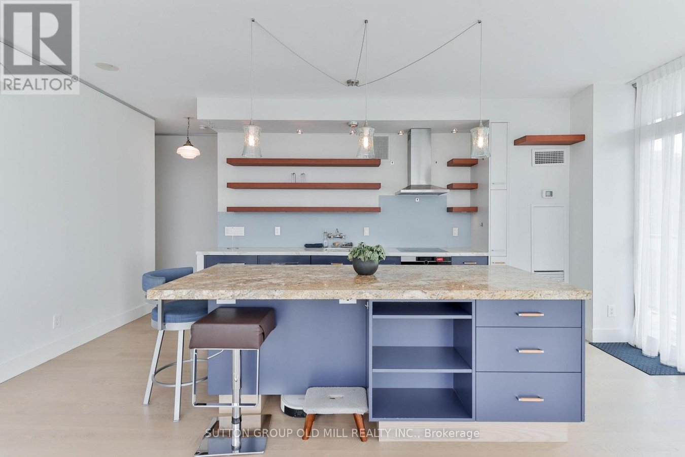 2110 - 105 THE QUEENSWAY - Photo 1