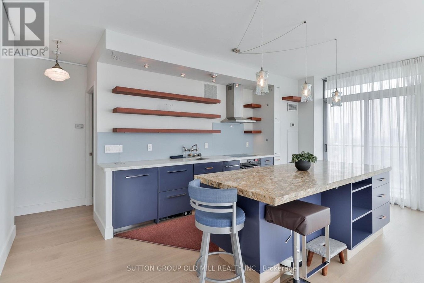 2110 - 105 THE QUEENSWAY - Photo 2