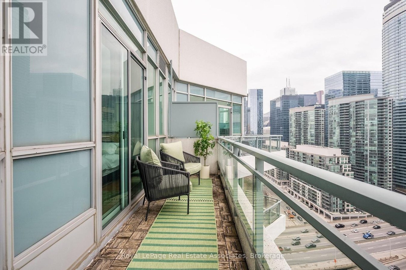 2811 (PH 11) - 230 QUEENS QUAY W - Photo 2