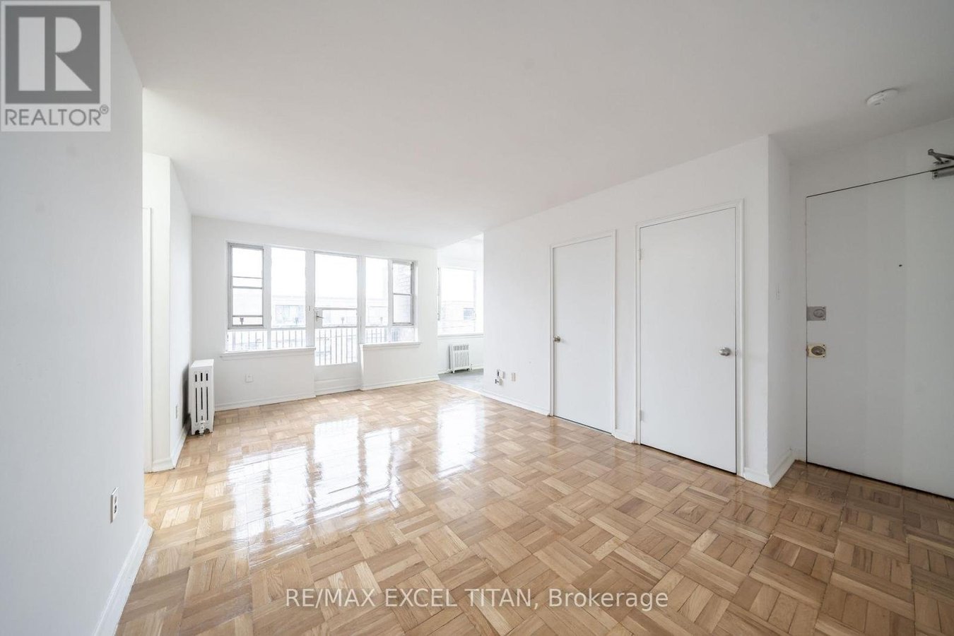 106 - 2507 EGLINTON AVENUE W - Photo 2