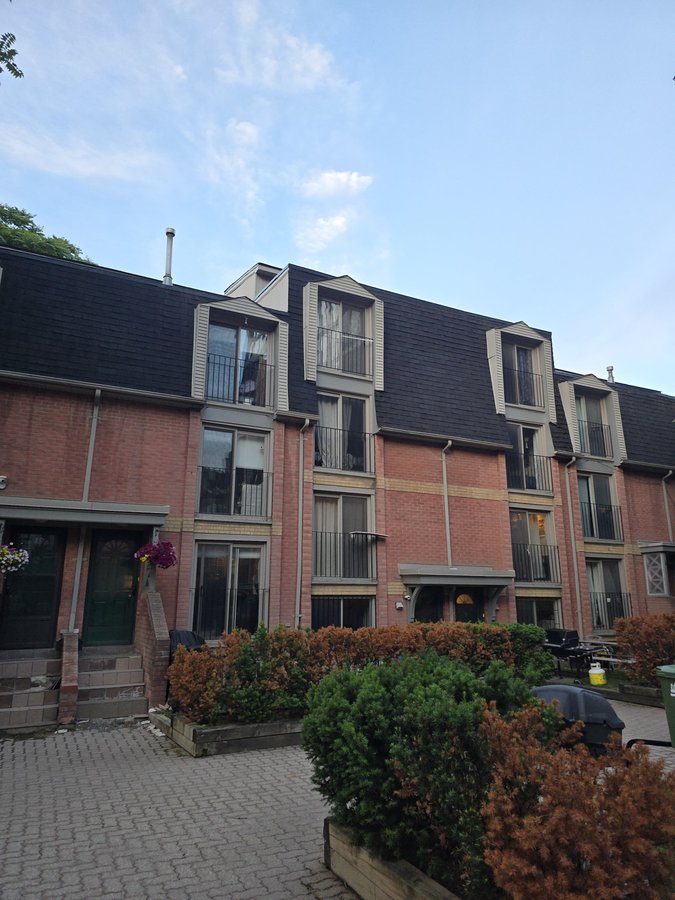 325 Jarvis Street - Photo 1