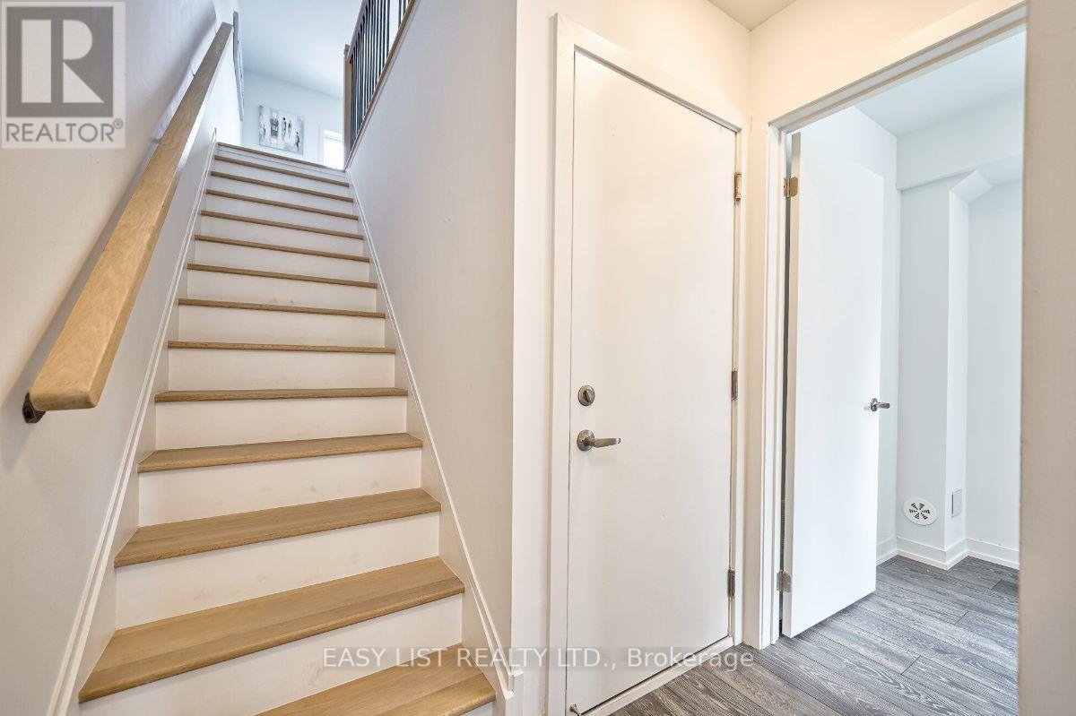 27 SPRUCE PINES CRESCENT - Photo 3