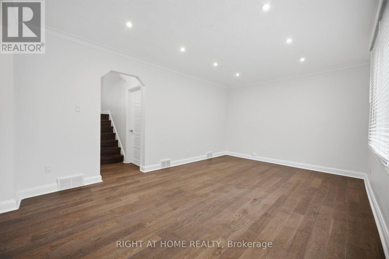 154 MARTIN GROVE ROAD - Photo 7