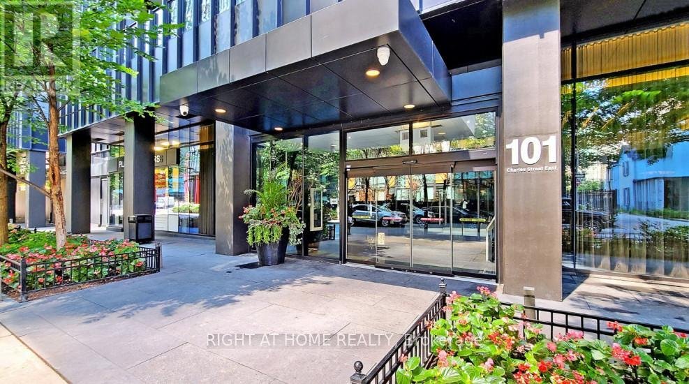 520 - 101 CHARLES STREET E - Photo 1