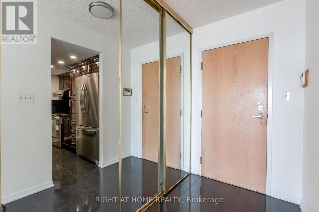 2211 - 5 CONCORDE PLACE - Photo 2