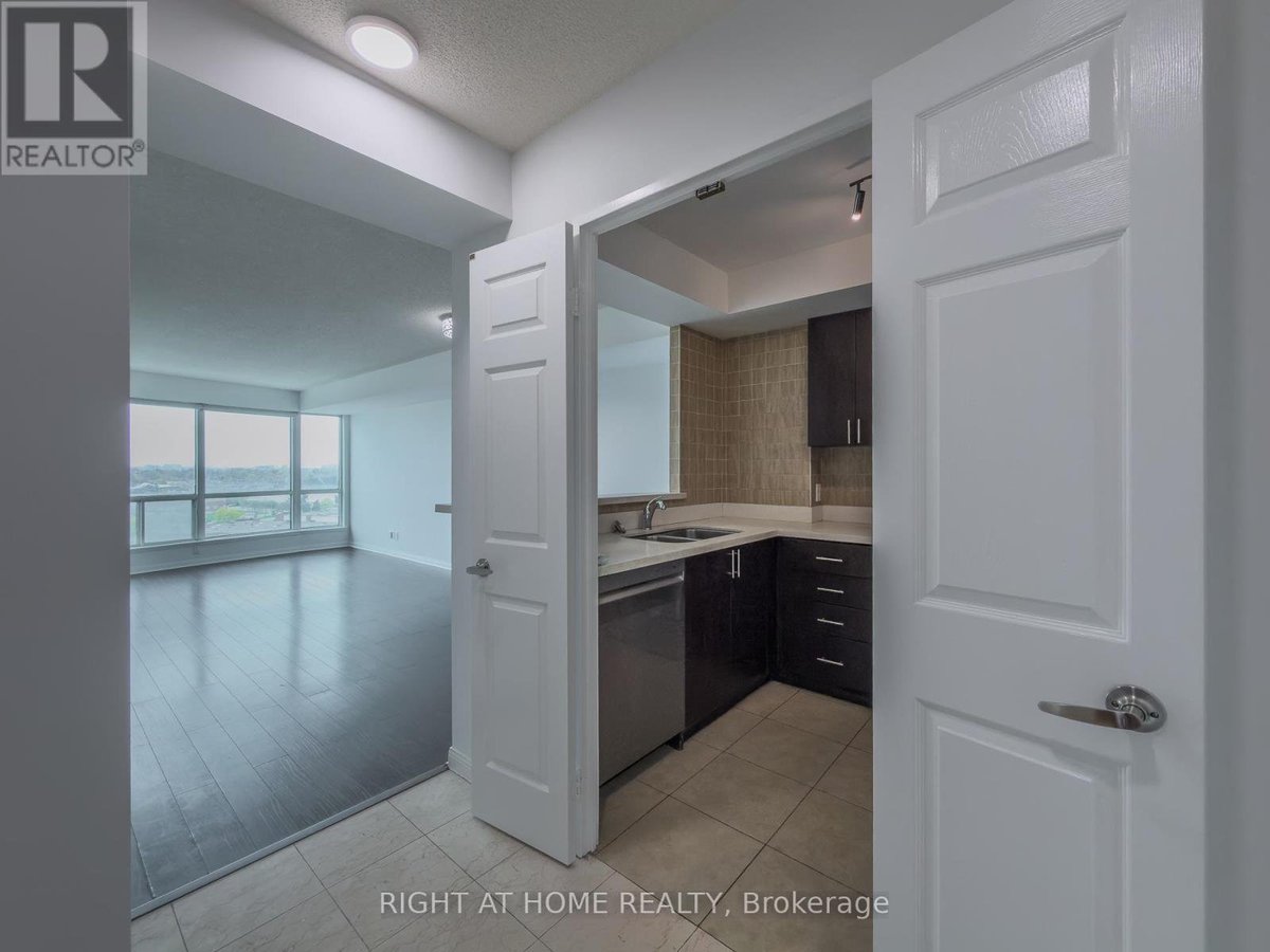 1008 - 8 LEE CENTRE DRIVE - Photo 2