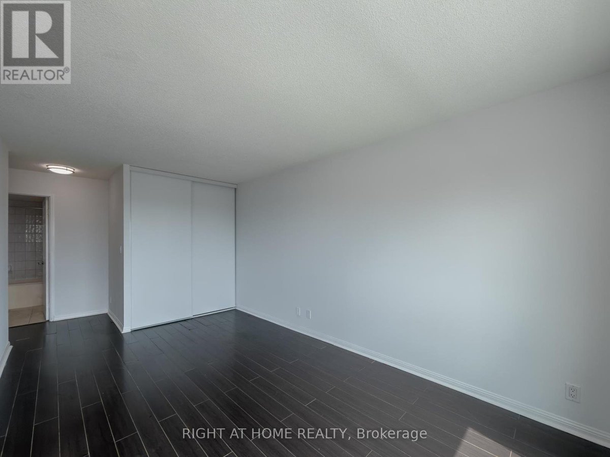1008 - 8 LEE CENTRE DRIVE - Photo 15