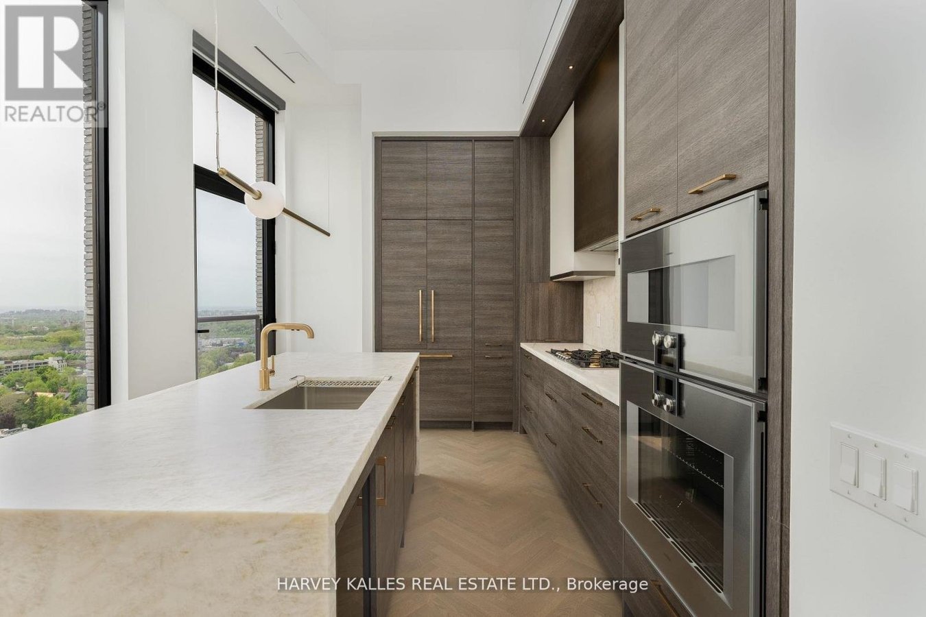 2002 - 215 LONSDALE ROAD - Photo 2