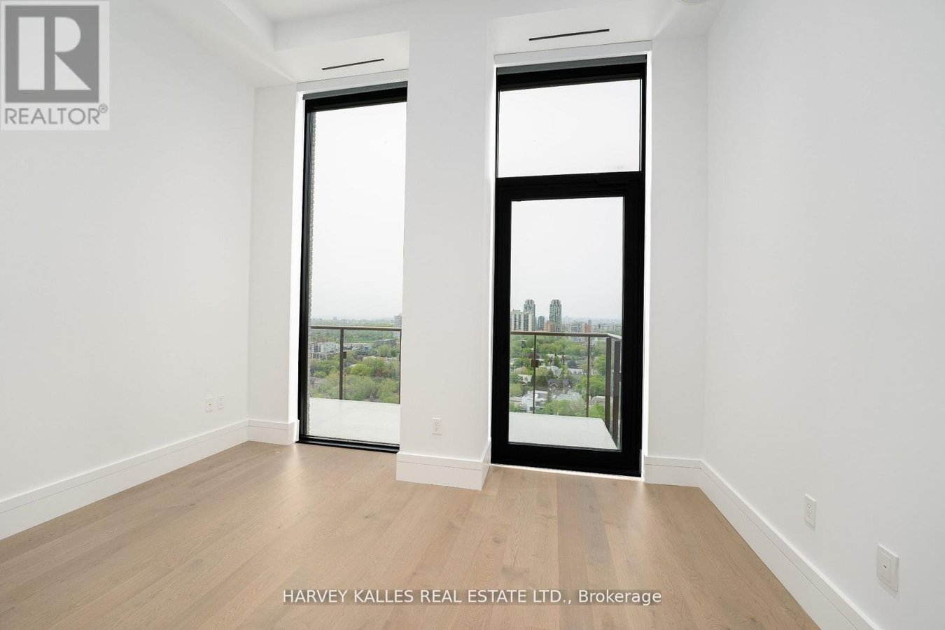 2002 - 215 LONSDALE ROAD - Photo 6