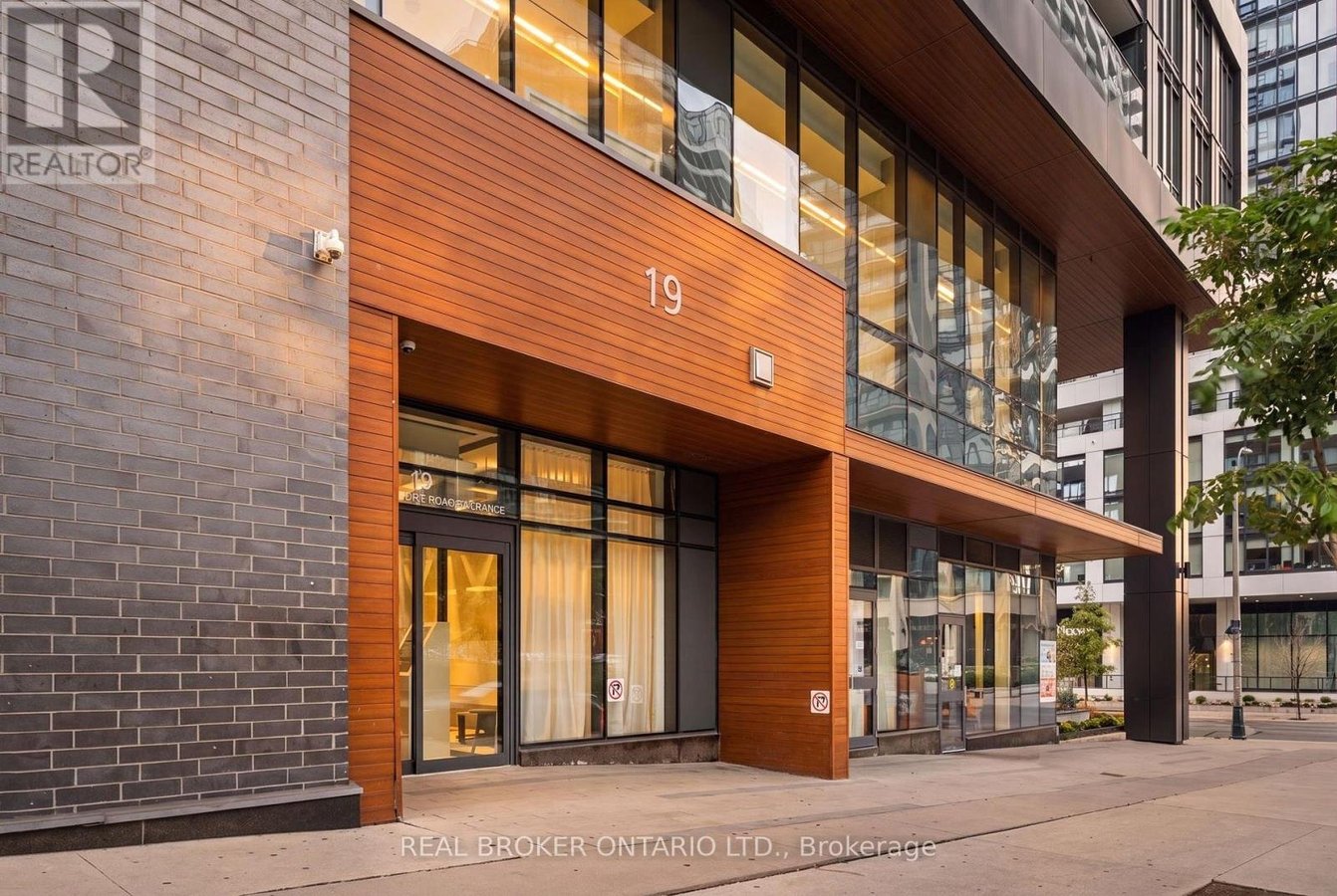 2206 - 19 WESTERN BATTERY ROAD - Photo 2