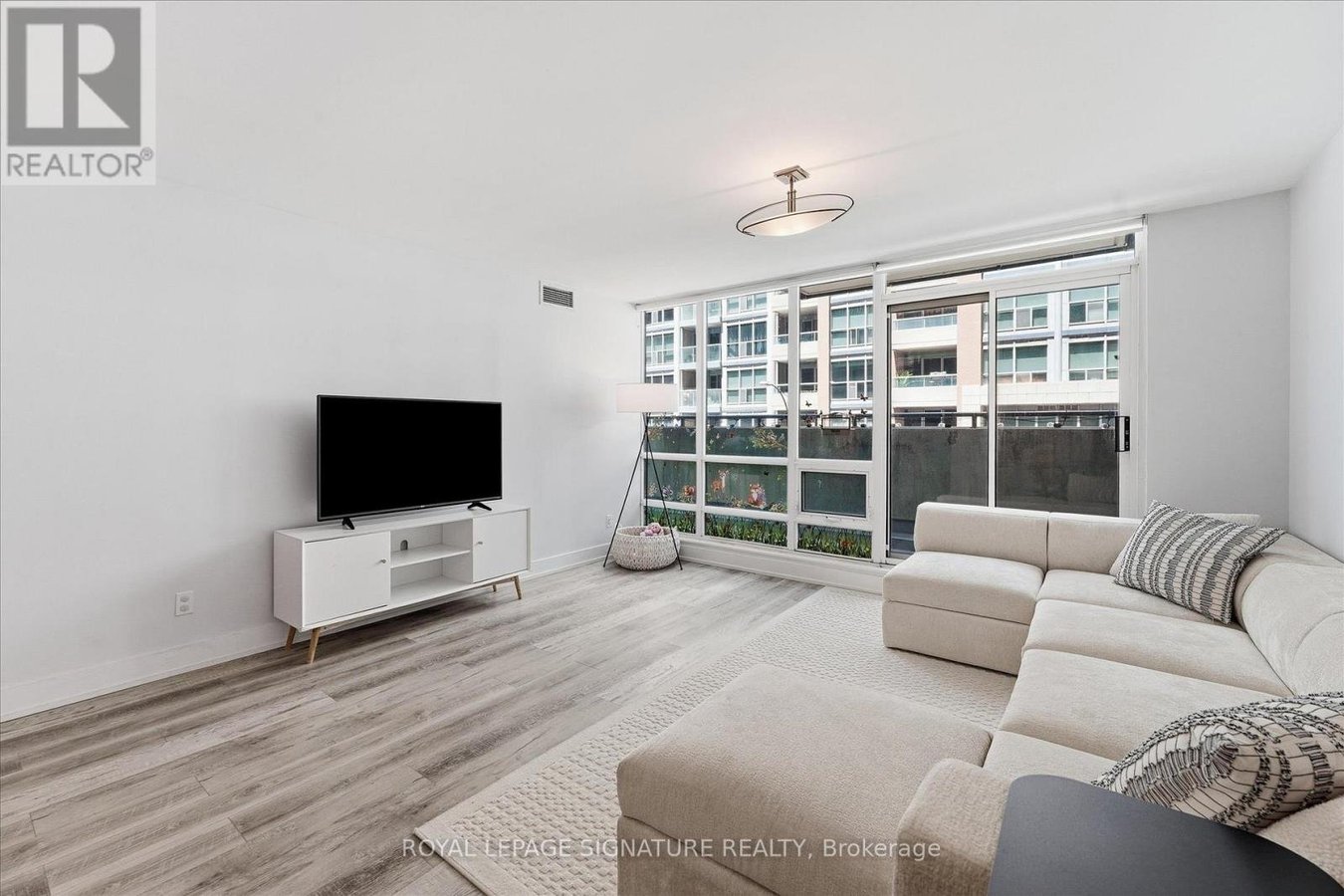 301 - 263 WELLINGTON STREET W - Photo 2