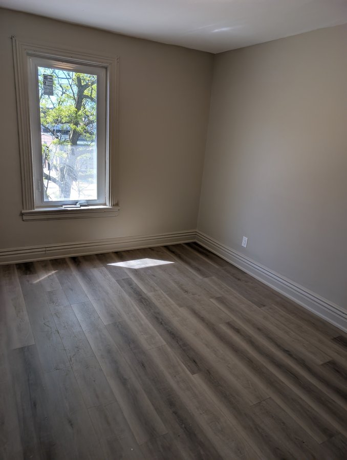 1352 Queen Street East - Photo 2