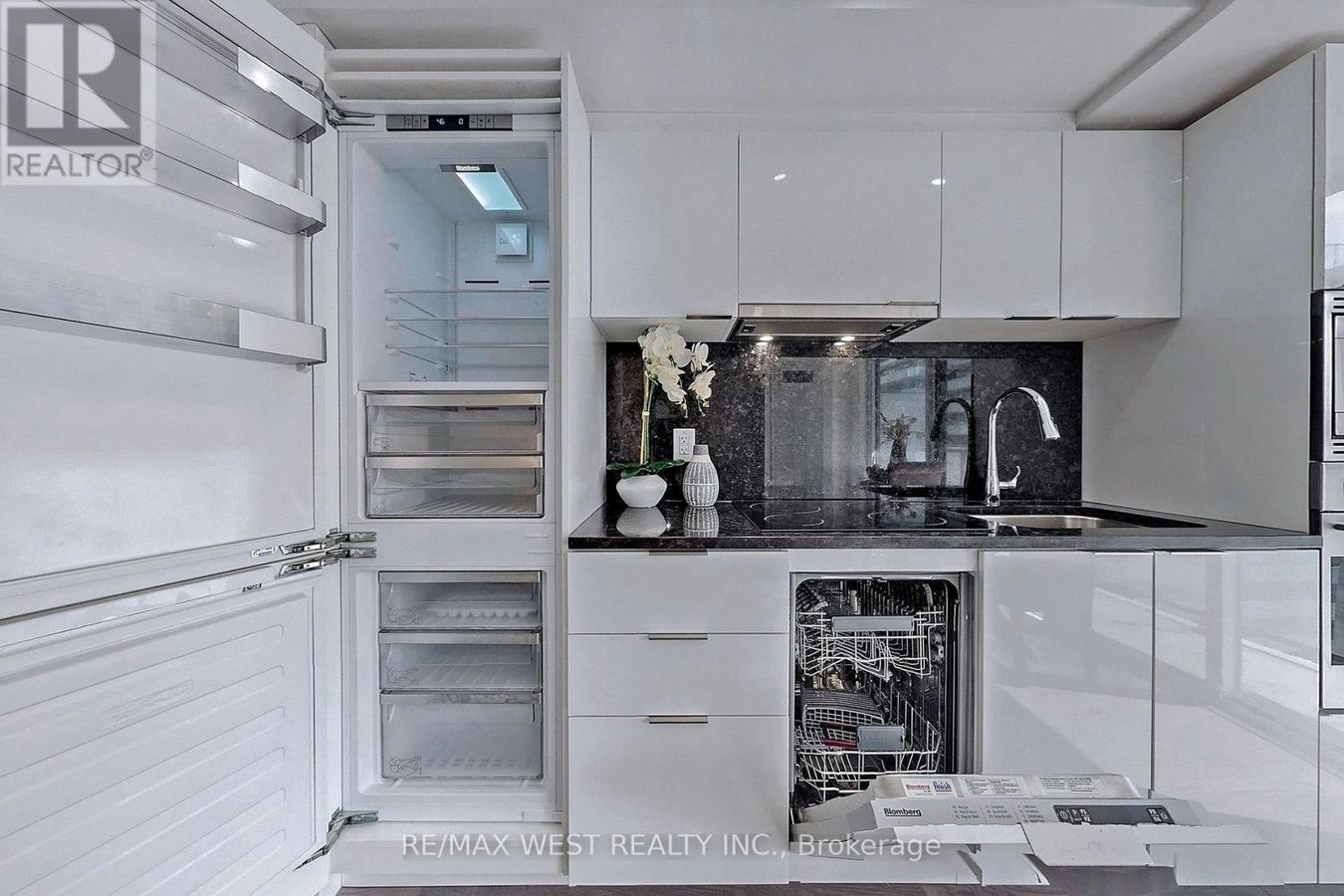 1112 - 955 BAY STREET - Photo 14