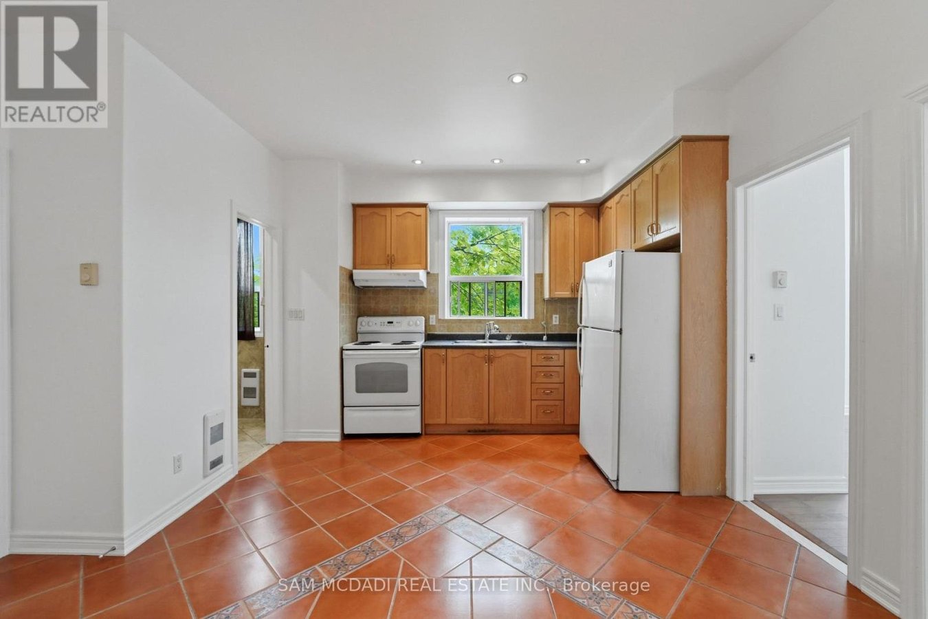 APT 2 - 180 BELLWOODS AVENUE - Photo 5