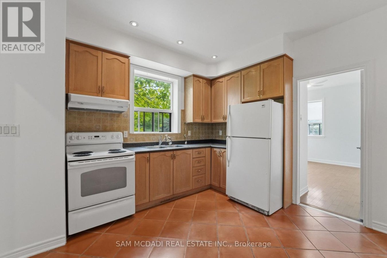 APT 2 - 180 BELLWOODS AVENUE - Photo 6