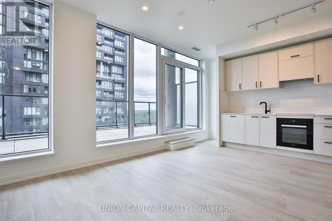 2401 - 5 QUARRINGTON LANE - Photo 5