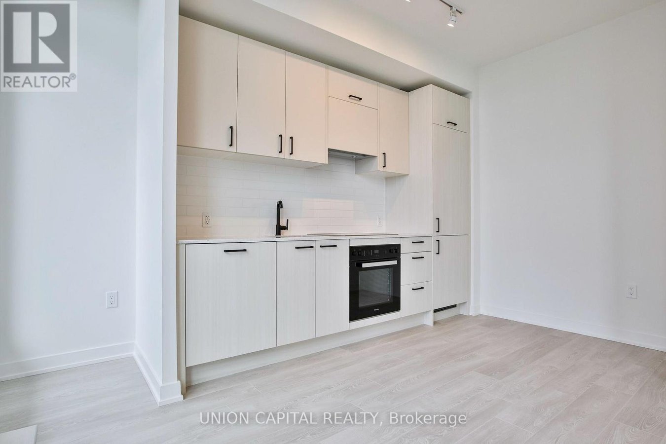 2401 - 5 QUARRINGTON LANE - Photo 8