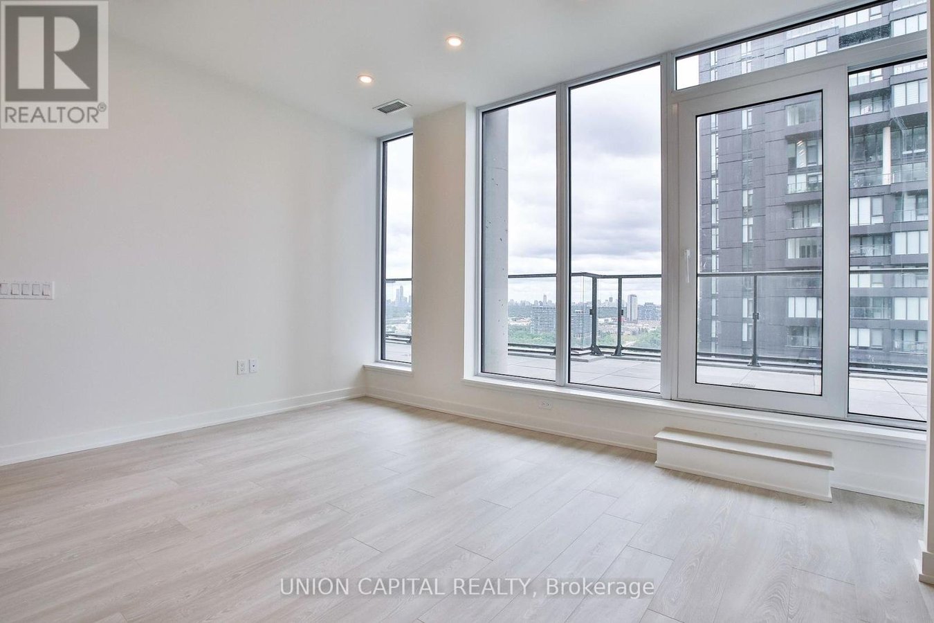 2401 - 5 QUARRINGTON LANE - Photo 10