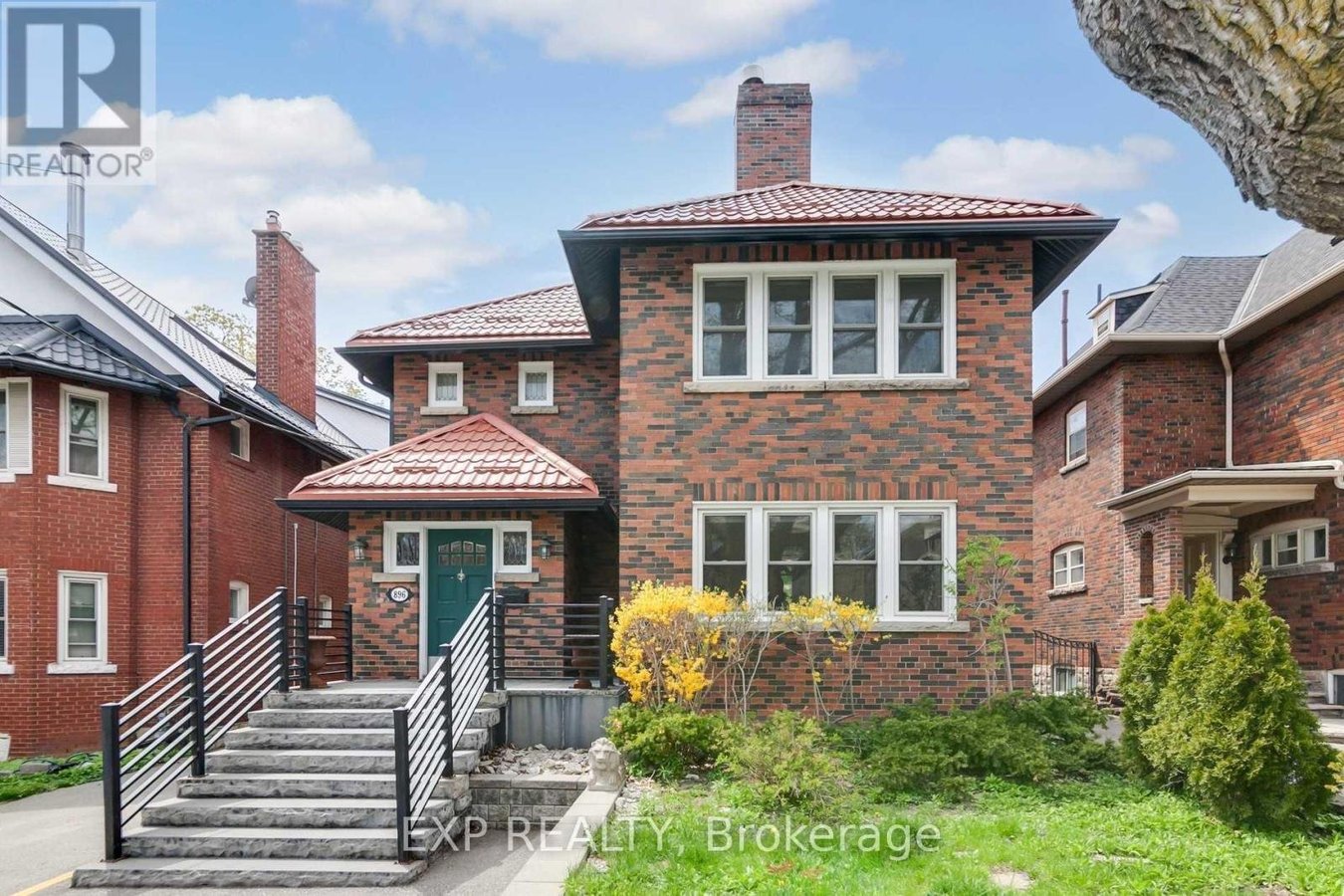 896 AVENUE ROAD - Photo 1