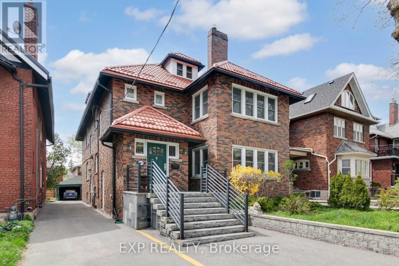 896 AVENUE ROAD - Photo 2