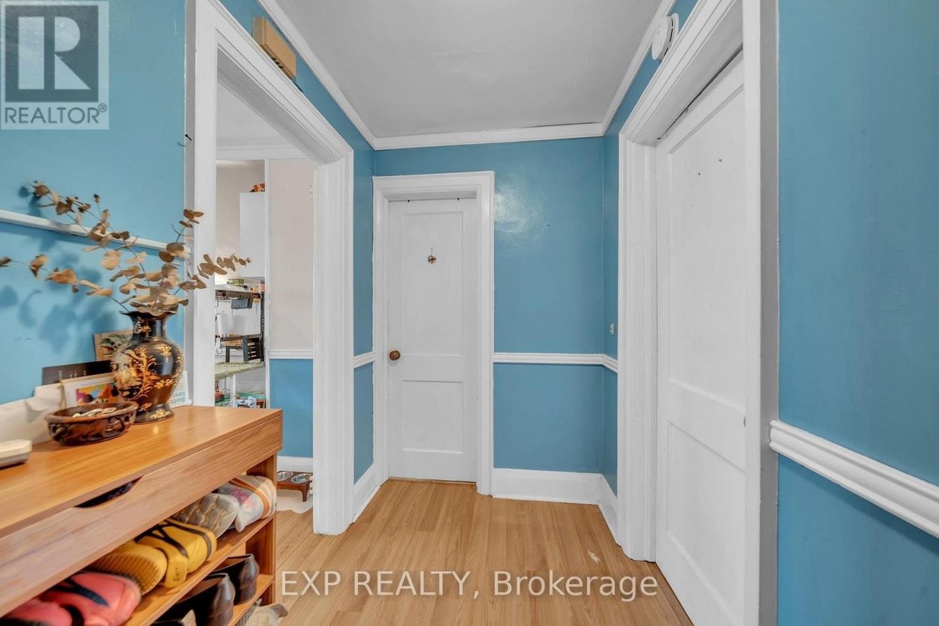 896 AVENUE ROAD - Photo 3