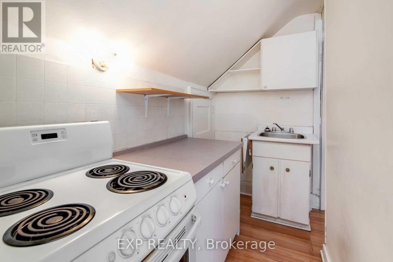 896 AVENUE ROAD - Photo 10