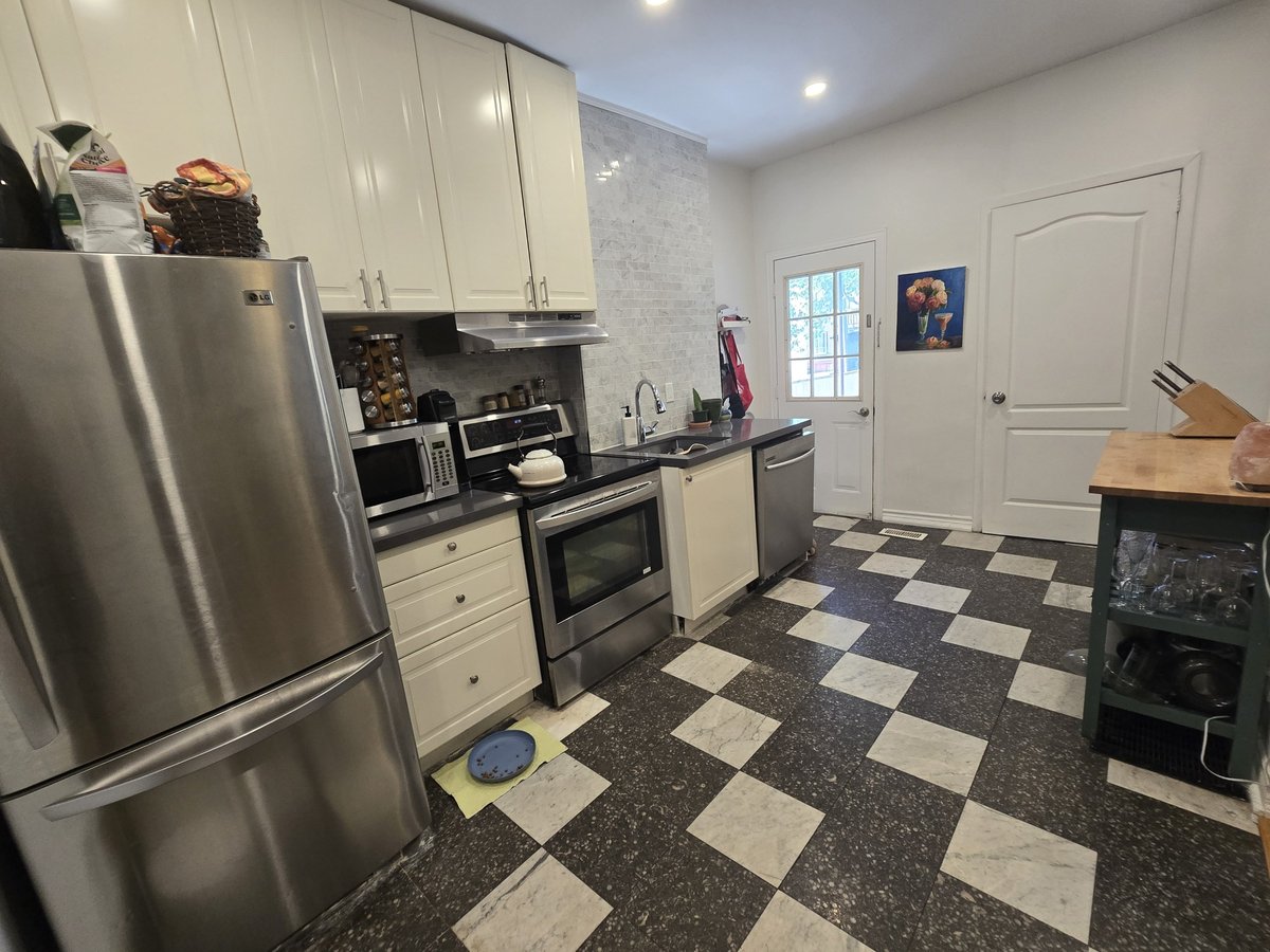 96 Uxbridge Avenue - Photo 2