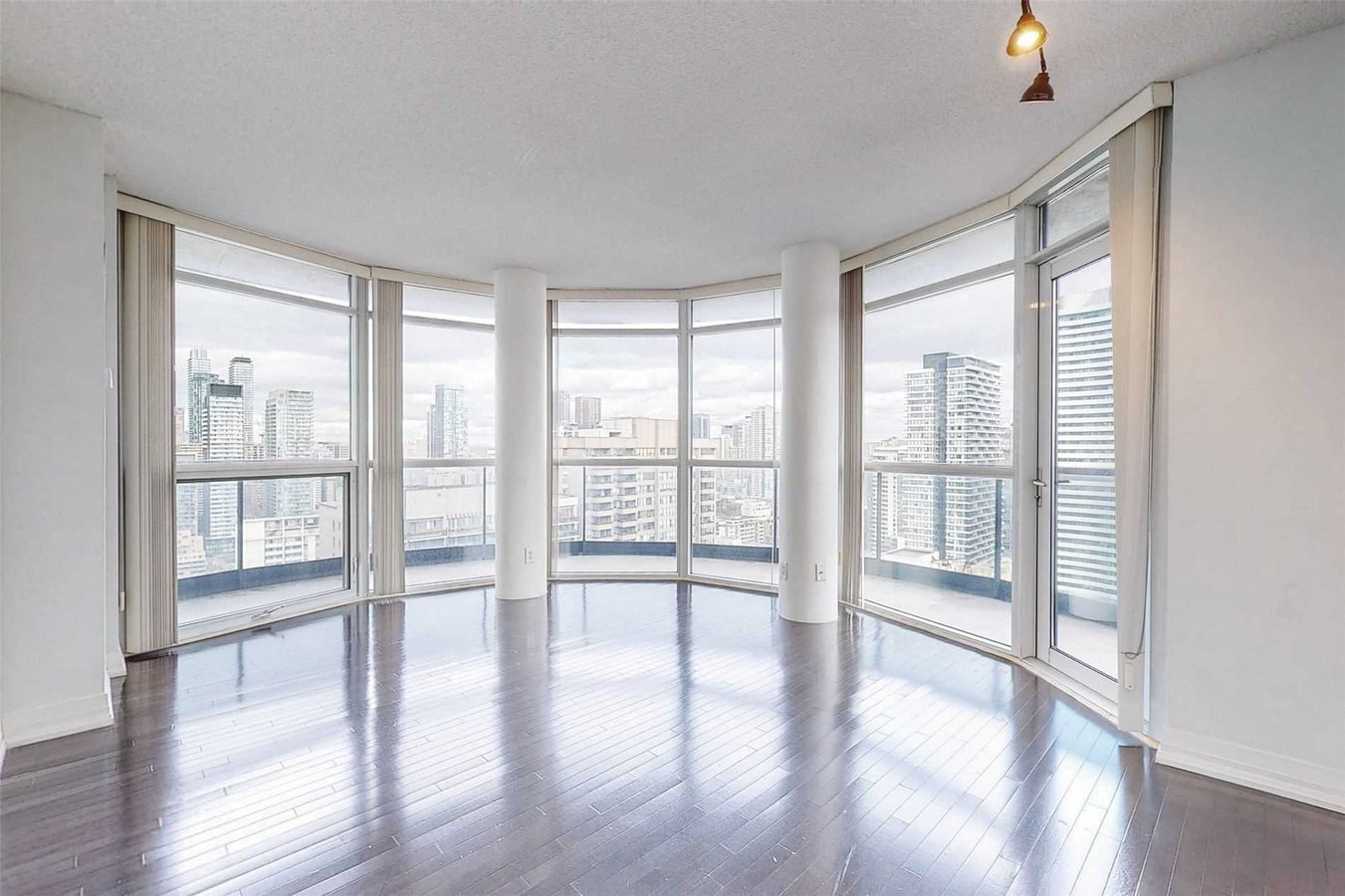 21 Carlton Street - Photo 2