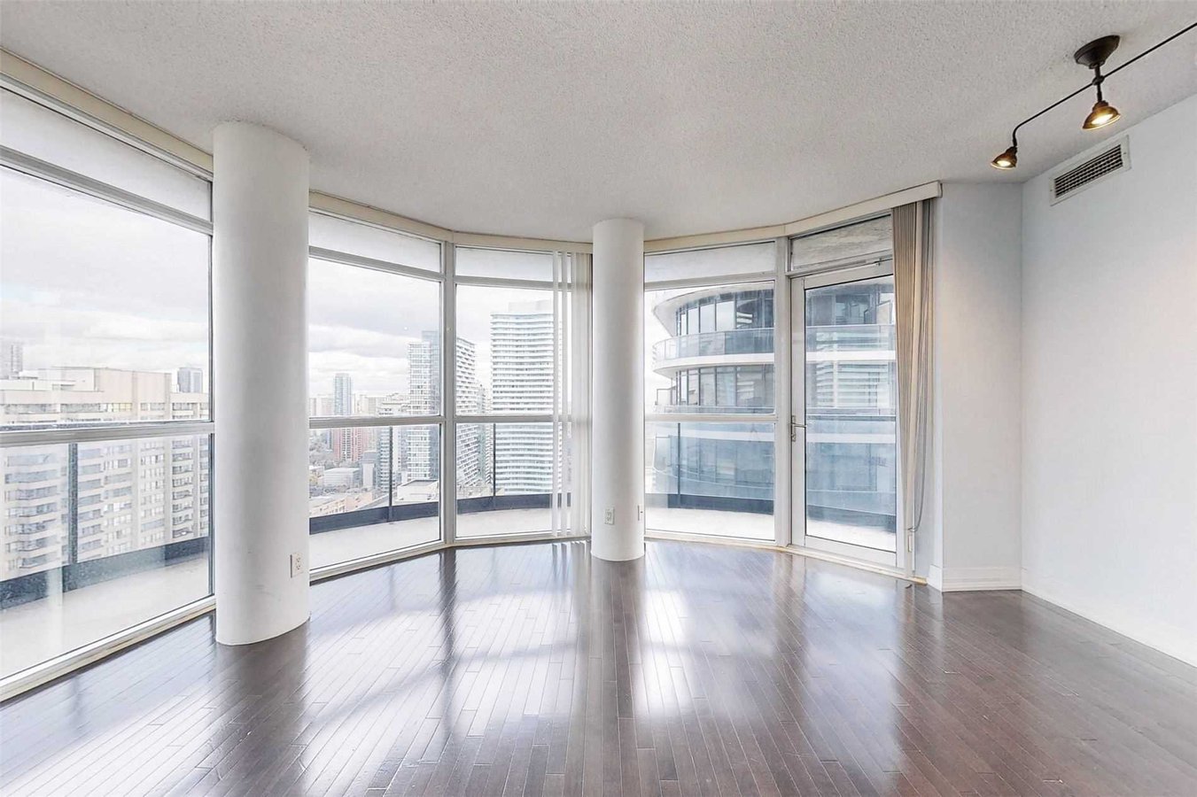 21 Carlton Street - Photo 3