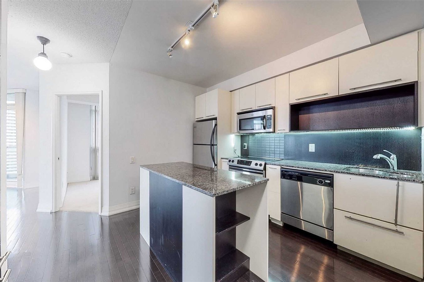 21 Carlton Street - Photo 6