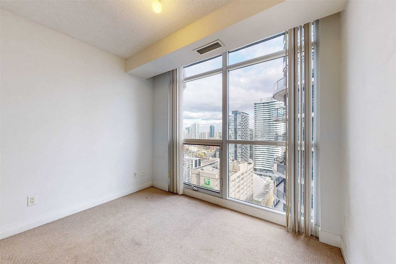 21 Carlton Street - Photo 13
