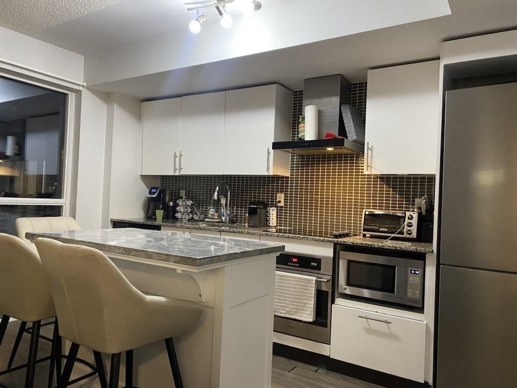 352 Front Street West - Photo 1