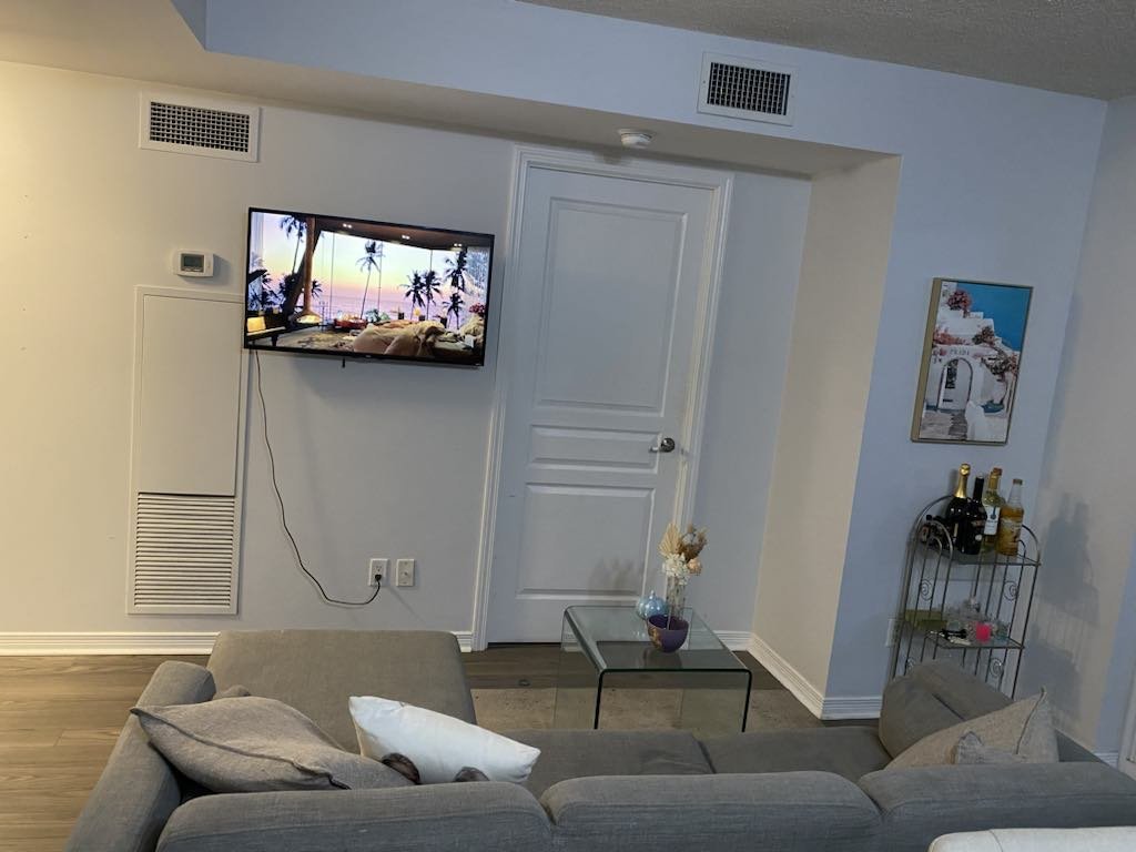 352 Front Street West - Photo 2
