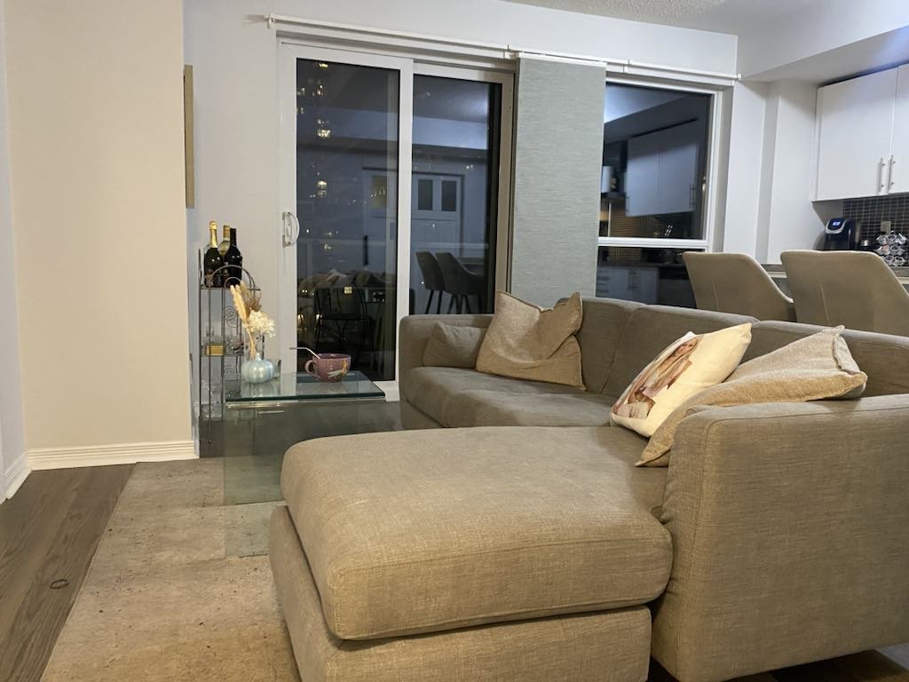 352 Front Street West - Photo 3