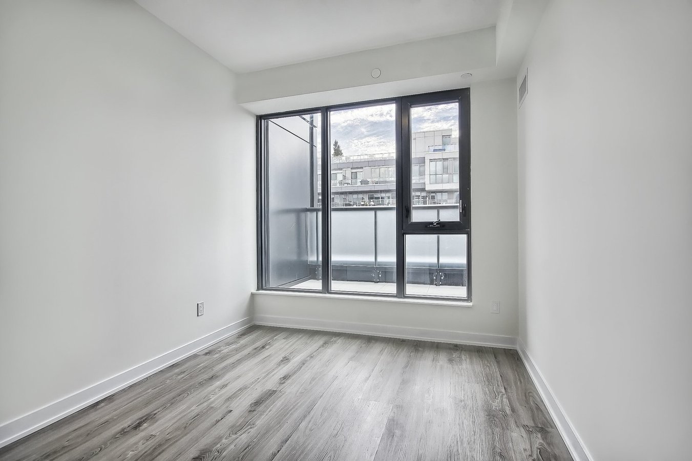 840 Saint Clair Avenue West - Photo 16