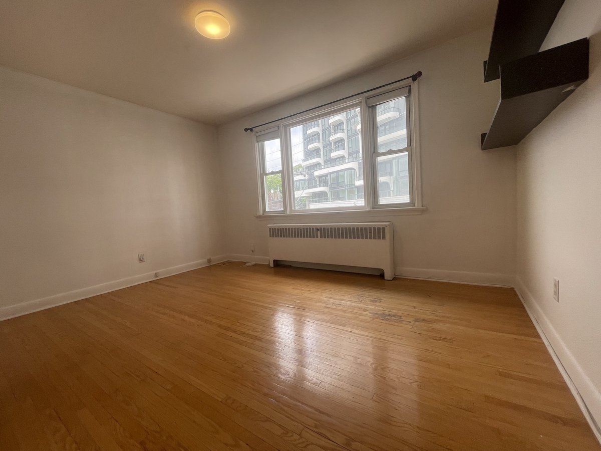 305 Dupont Street - Photo 18
